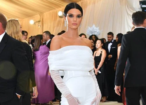 Scandal chảnh chọe gây xôn xao nhất Met Gala: Kendall đẩy nhân viên ra xa vì xâm phạm chỗ chụp ảnh của cô