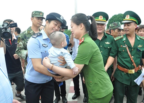 Cháu bé bị bán sang Trung Quốc được trao trả về Việt Nam