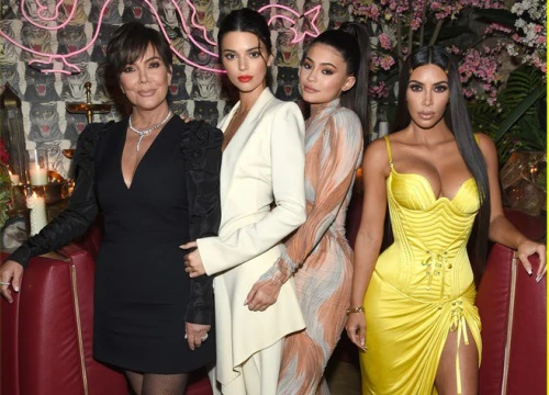 Chị em Kardashian quy tụ: Kim và Kendall cùng khoe ngực táo bạo, Kylie lại bất ngờ kín nhất