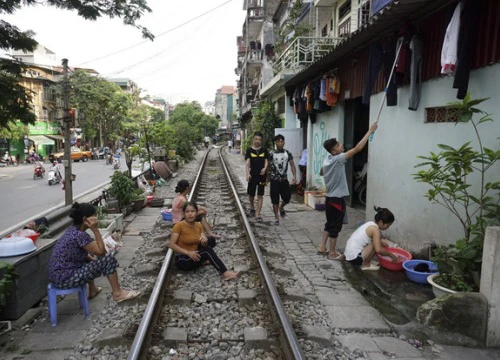 Đường tàu hỏa siêu hẹp trong phố cổ Hà Nội thu hút khách Tây