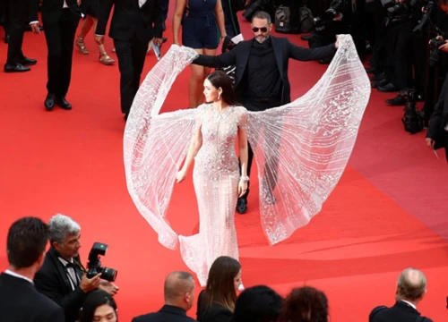 Mỹ nhân đẹp nhất Thái Lan Araya Chompoo &#039;tung cánh&#039; trên thảm đỏ Cannes