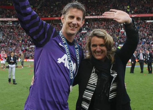 Sir Alex nói gì khi vợ Van der Sar bị xuất huyết não