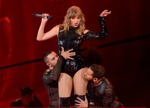 Taylor Swift chính thức khởi động tour diễn khủng: Rắn to, rắn bé, rắn khắp mọi nơi!