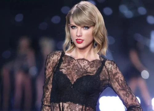 Taylor Swift hát bài "Đẹp tuyệt trần" nịnh bạn trai, khiến anh cười ngượng cực đáng yêu