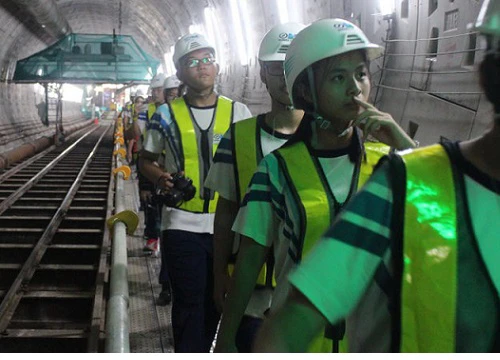 Thầy trò cùng học ở công trường metro