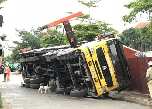 Công nhân hoảng hồn khi xe cẩu vật liệu đổ sập lên công trình đang xây