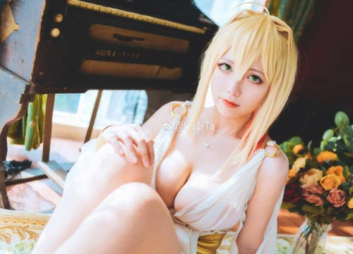 Cosplay Saber "ngực khủng" khiến fan hâm mộ không khỏi nóng mắt