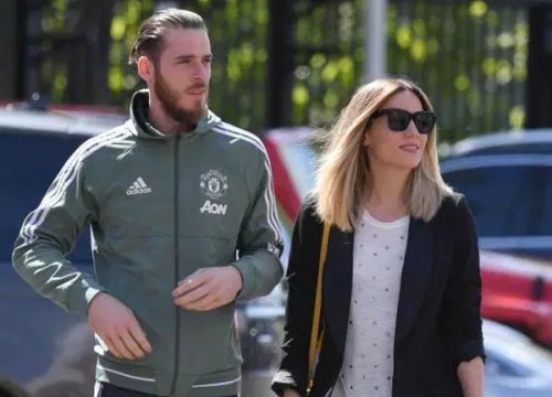 De Gea, Matic sánh bước cùng 'nửa kia', bạn gái Pogba đến sân một mình