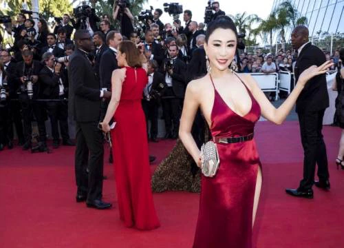 Hoa hậu Trung Quốc bị nghi cố tình &#8220;vồ ếch&#8221; ở Cannes là ai?