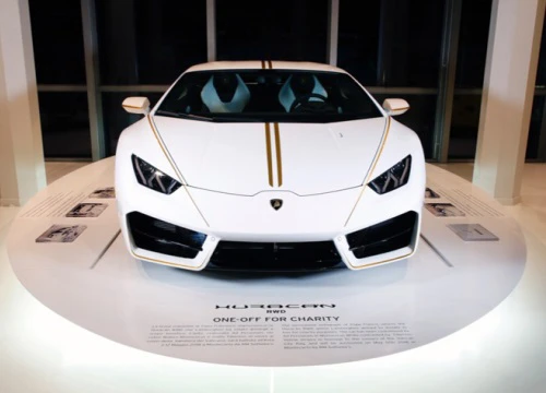 Lamborghini Huracan của Giáo hoàng được bán với mức giá kỷ lục