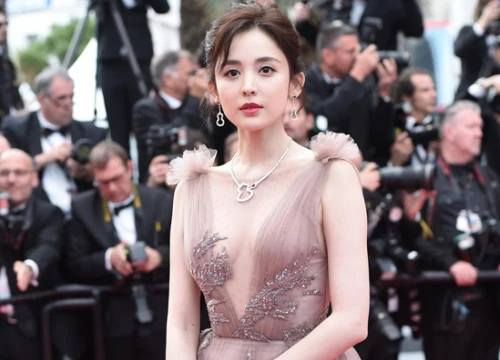 'Mỹ nhân Tân Cương' lấp ló vòng một trên thảm đỏ Cannes