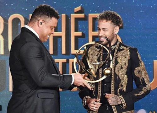 Neymar mặc áo dát vàng đi nhận giải thưởng