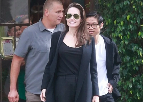 Pax Thiên đeo kính như thư sinh đi ăn cùng Angelina Jolie nhân dịp 'Ngày của mẹ'