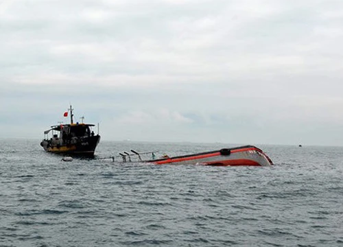 Tàu cá đâm nhau, ngư dân rơi xuống biển