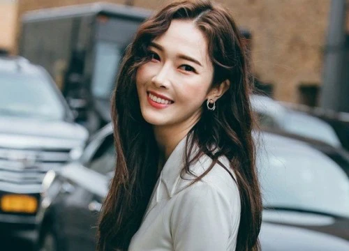 Vừa ký hợp đồng Mỹ tiến, Jessica Jung đăng ảnh báo hiệu chuẩn bị "chặt chém" tại thảm đỏ Cannes?