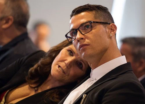 C. Ronaldo muốn Real trả hộ tất cả tiền phạt trốn thuế