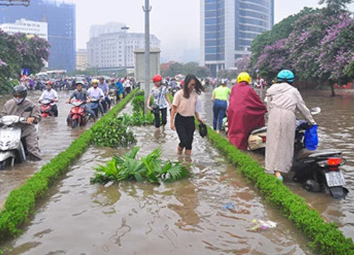 Hà Nội lý giải gì trước tình trạng "cứ mưa to là ngập lụt"?