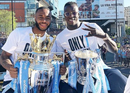 Man City diễu hành trên phố cùng hai Cup