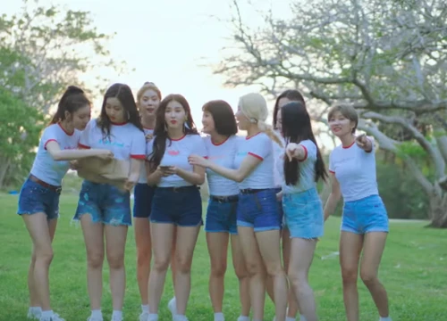 MOMOLAND &#8220;sắm&#8221; MV ngoại cảnh cho ca khúc gây tranh cãi nhất đầu năm 2018