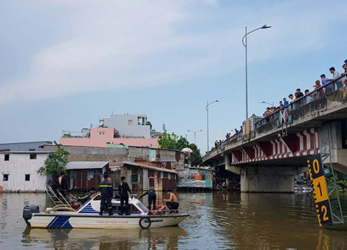 Người thân gào khóc chờ tìm bé trai 8 tuổi đuối nước mất tích