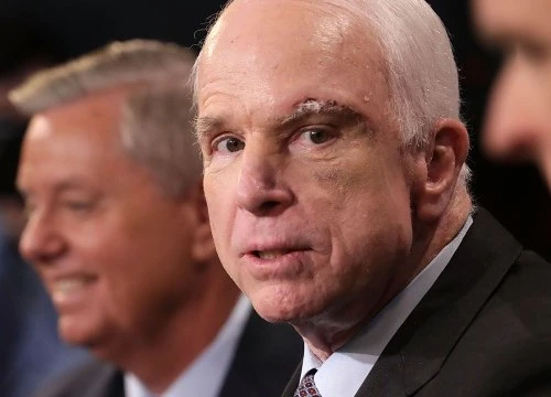 Nhà Trắng xử lý quan chức nói ông John McCain "đằng nào cũng sắp qua đời"