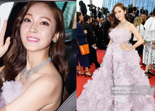 Nữ hoàng sang chảnh Jessica "tím thắm đượm" cả thảm đỏ Cannes, gây náo loạn nhưng sao trông mặt sợ thế này?