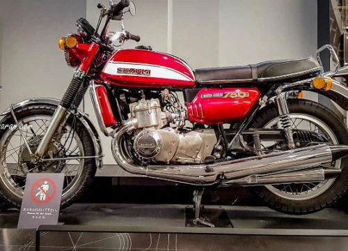 Suzuki GT750 "tuổi tứ tuần" vẫn đẹp nao lòng người