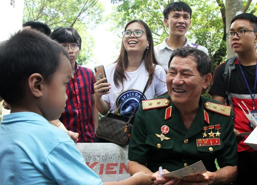 Chuyến bay vào vũ trụ của tướng Phạm Tuân khiến học sinh hào hứng