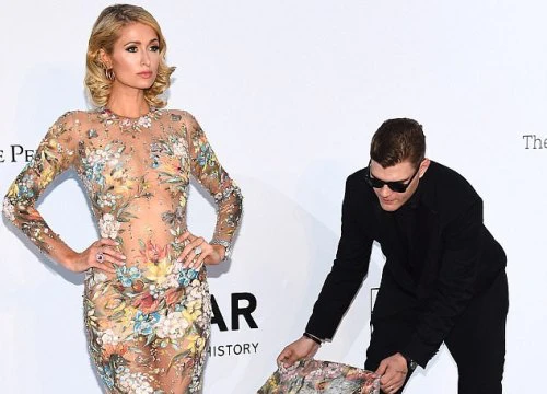 Paris Hilton mặc đầm xuyên thấu, được "phi công trẻ" nâng váy trên thảm đỏ