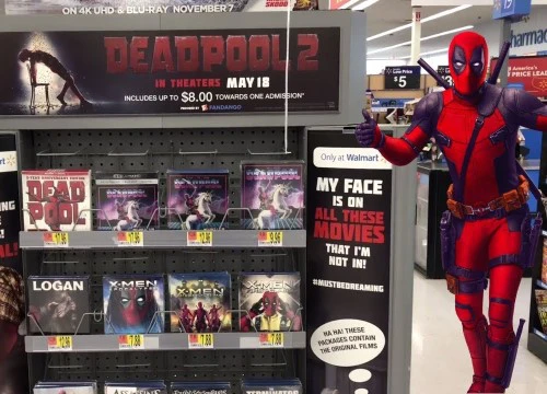 Trà trộn vào siêu thị, "thiên hạ đệ nhất lầy" Deadpool "đồng hoá" bìa đĩa cả một khu kệ