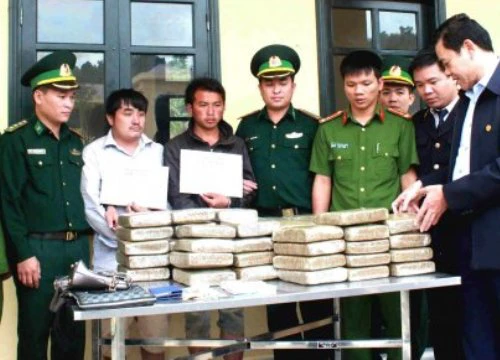 Bắt 2 đối tượng vận chuyển 60 bánh heroin