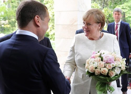 Điện Kremlin "dập bão" sau bó hoa ông Putin tặng Thủ tướng Merkel