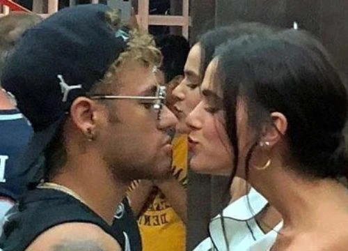 Hậu trường sân có 23/5: Neymar xoắn chặt lấy bồ khi đi shopping