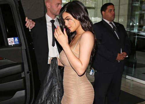 Ngực đầy hông nở, Kylie Jenner hút hồn bao người trên phố vì vẻ đẹp quá sexy