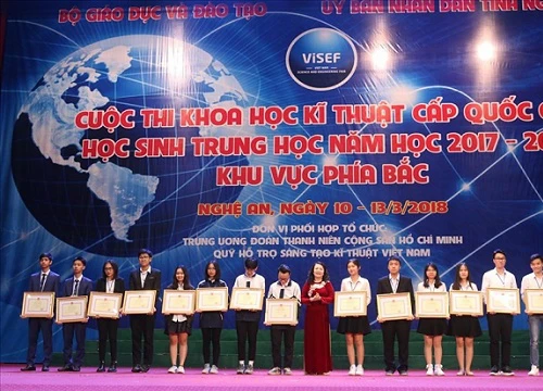 Nữ sinh Việt Nam giành giải ba cuộc thi khoa học quốc tế