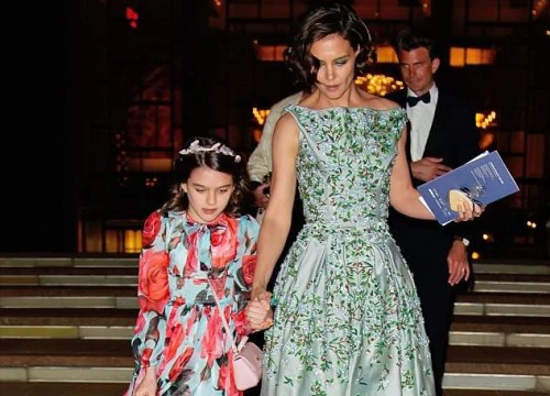 Suri Cruise điệu đà diện váy như một "nàng tiên hoa" xinh xắn đi dự tiệc