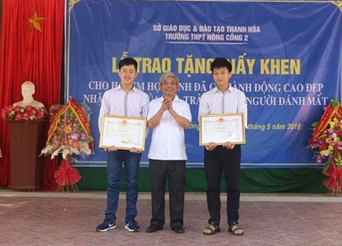 Thanh Hóa: Khen thưởng 2 học sinh nhặt được tiền rơi, trả lại người đánh mất