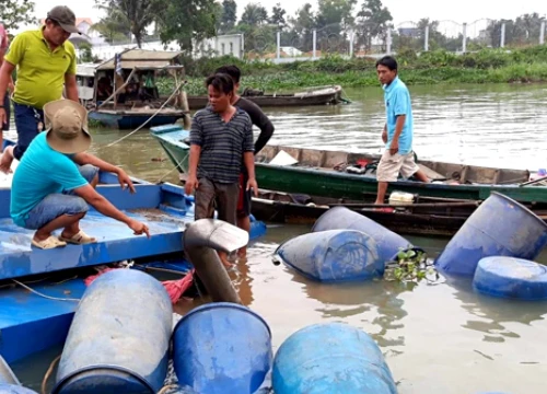 Thi thể người phụ nữ kẹt trong hầm máy sau 3 ngày chìm sà lan