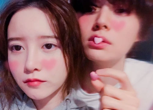 Kỷ niệm 2 năm ngày cưới, 'nàng cỏ' Goo Hye Sun lần đầu khoe loạt ảnh 'selfie' cùng chồng trẻ