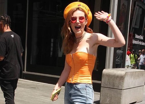 Mặc áo trễ nải khoe vòng 1, Bella Thorne lộ luôn vùng cánh "rậm rạp" kém vệ sinh