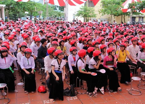 Tặng 20.000 mũ bảo hiểm cho học sinh dân tộc thiểu số, vùng sâu vùng xa