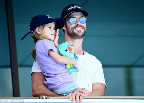 "Thor" Chris Hemsworth đáng yêu không tả nổi khi cùng các con nhảy theo hit của em dâu Miley