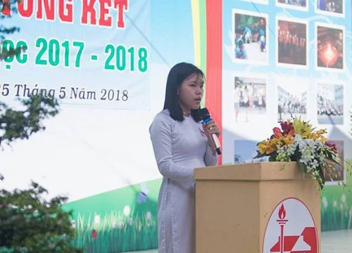 Trong lễ tổng kết năm học, học sinh lớp 12 hứa sống tử tế