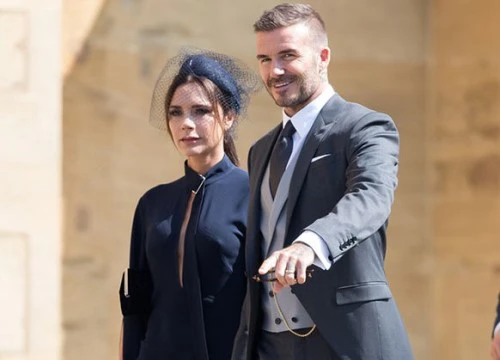 Victoria Beckham đáp trả khi bị chỉ trích vì không chịu cười tại đám cưới Hoàng tử Harry