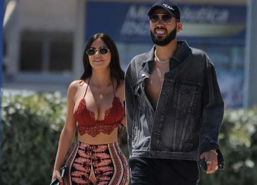 Vòng 1 đã khủng, Demi Rose còn diện áo vừa nhỏ vừa mỏng manh làm người đi đường "bỏng mắt"