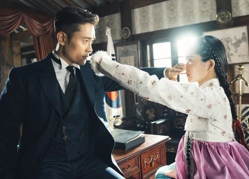 Bom tấn của biên kịch "Goblin" do Lee Byung Hun đóng chính tung teaser vừa đẹp tráng lệ, vừa tàn khốc "run người"