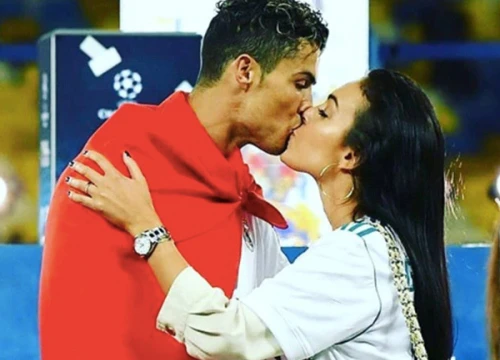 C. Ronaldo và bạn gái hôn nhau trên sân mừng chức vô địch Champions League