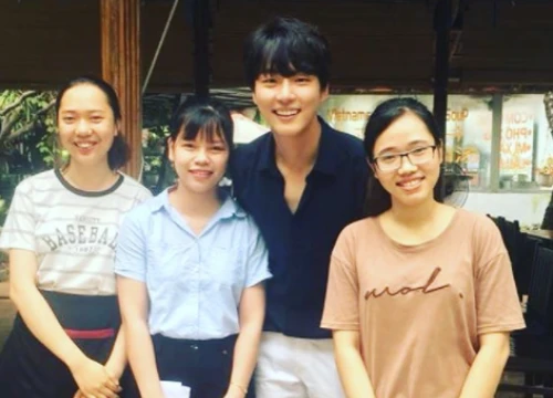 Đến Đà Nẵng nghỉ dưỡng cùng đoàn phim, Yoon Si Yoon thân thiện selfie cùng fan Việt