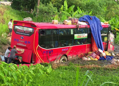 Lật xe giường nằm, 4 người bị thương