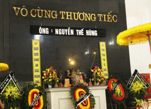 Mẹ lái tàu Nguyễn Thế Hùng đứng không nổi trong tang lễ của con